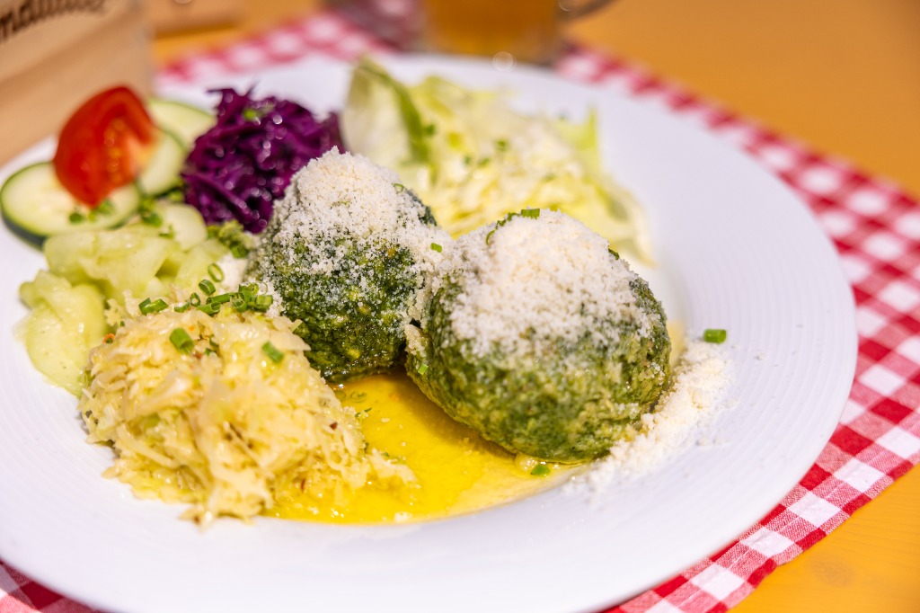 Hausgemachte Spinatknödel